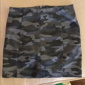 Grayish-black camo print dry goods skirt